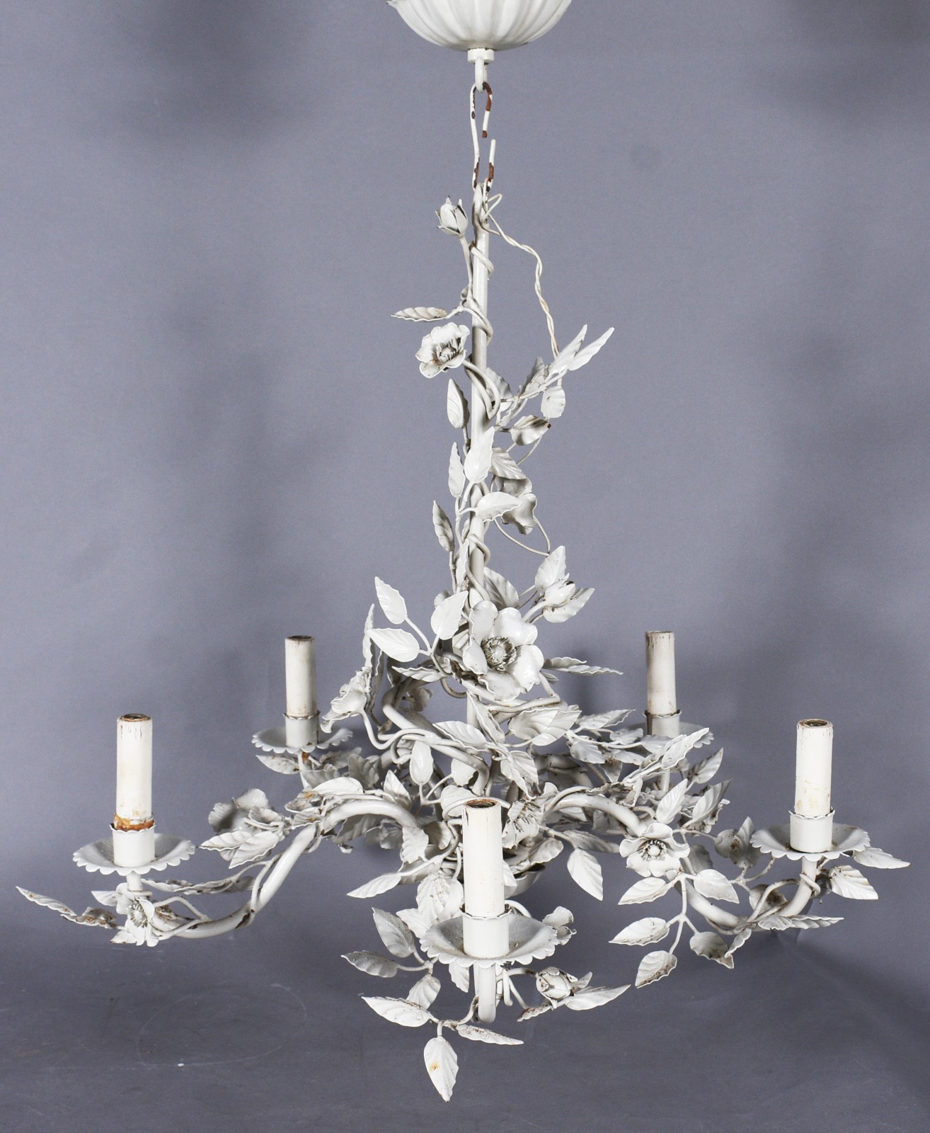 Lustre de metal patinado de branco para 5 luzes, decorado com... - foto 3 de 6