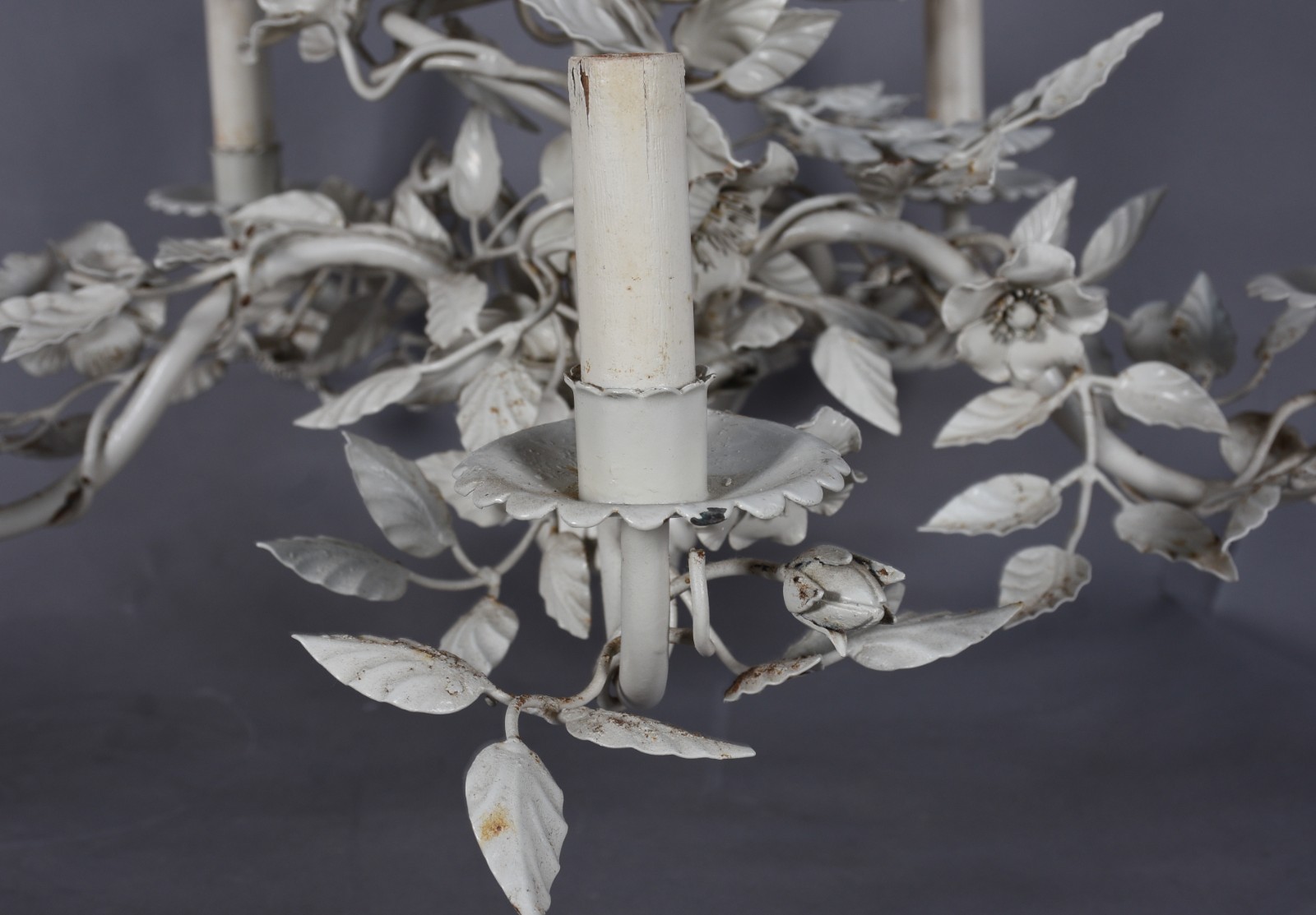 Lustre de metal patinado de branco para 5 luzes, decorado com... - foto 5 de 6