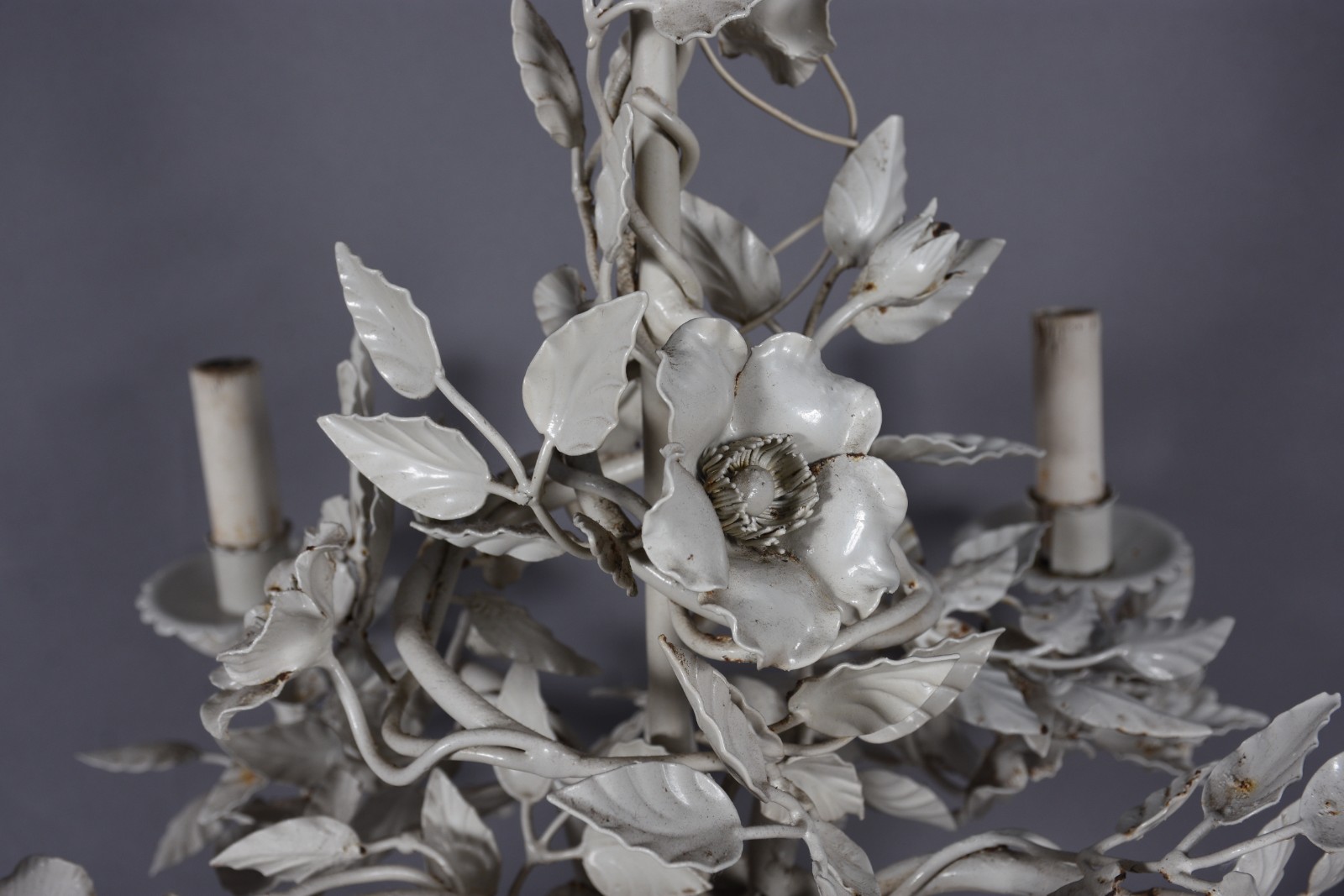 Lustre de metal patinado de branco para 5 luzes, decorado com... - foto 6 de 6