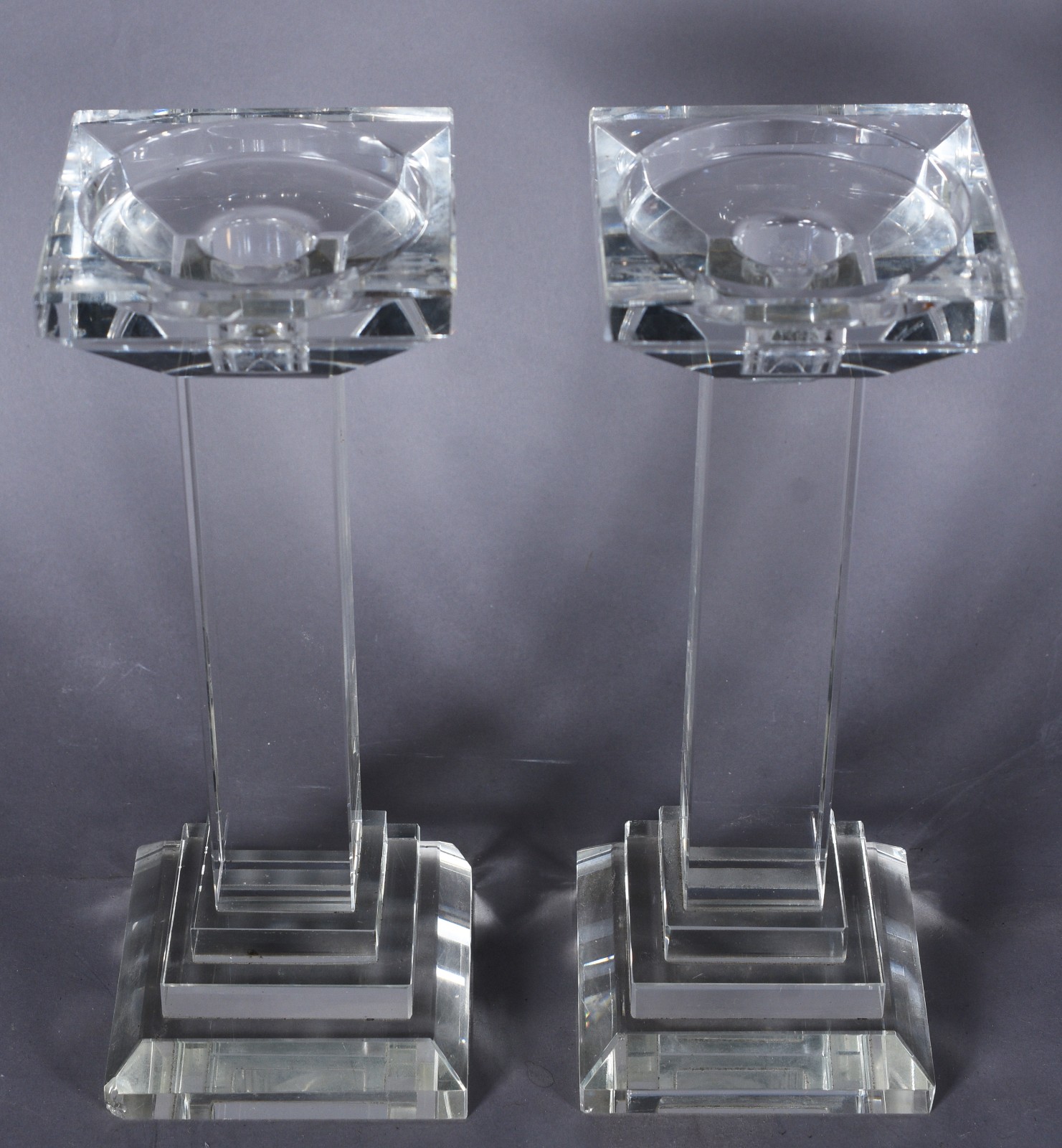 Par de castiçais de cristal, feitio quadrangular. Com lascados. - foto 2 de 5