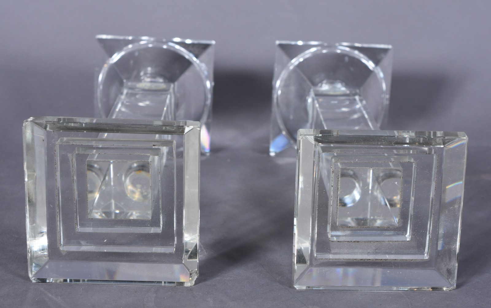 Par de castiçais de cristal, feitio quadrangular. Com lascados. - foto 4 de 5
