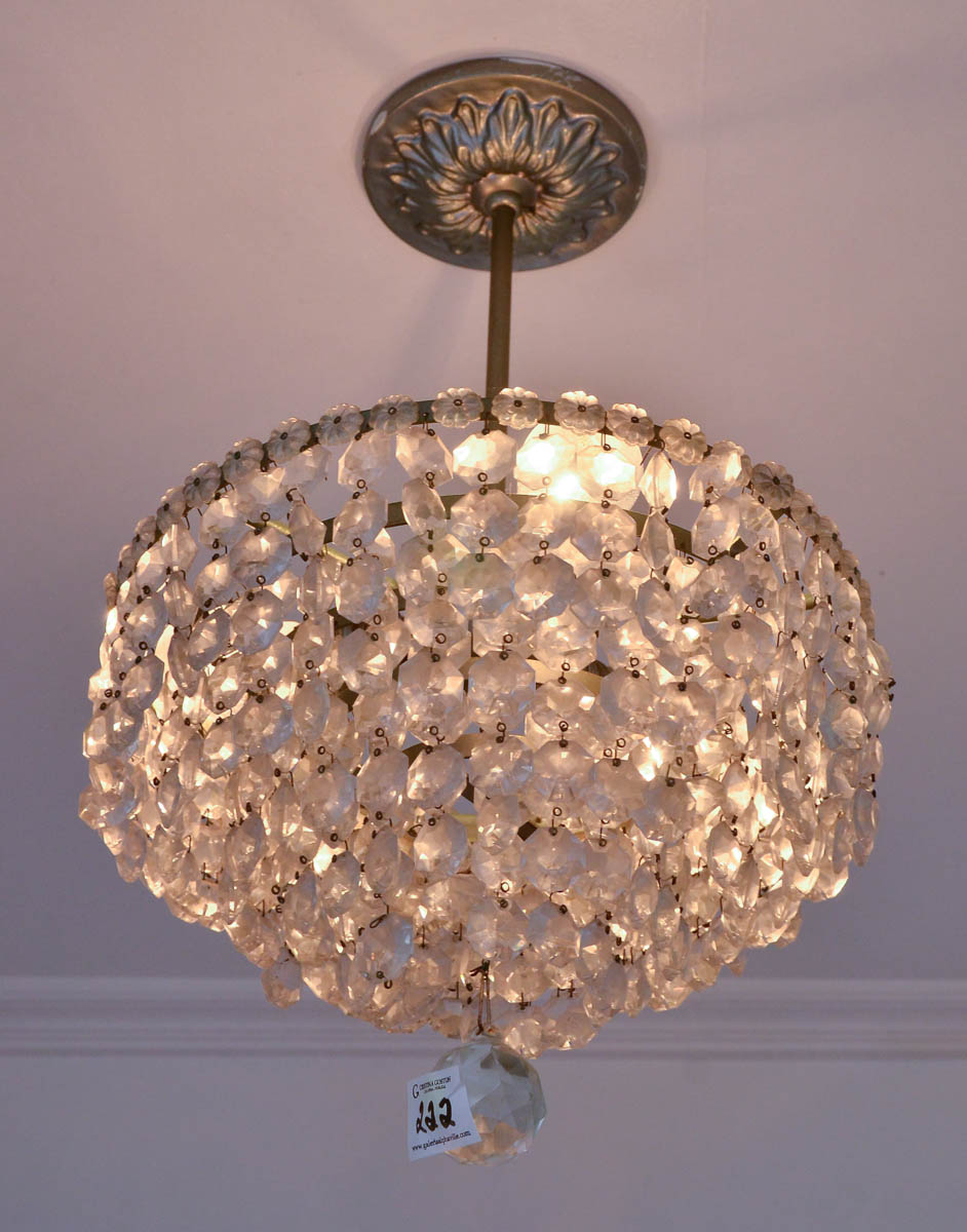 Lustre estilo Imperio com armaçao de metal dourado e contas de...