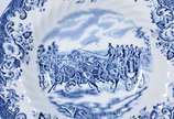 Conjunto de faiança inglesa "Johnson Bros" deco... - Conjunto de faiança inglesa "Johnson Bros" decorado com cenas de carruagens em azul e branco, composto de: 6 pratos rasos e 6 pratos fundos. Tot...