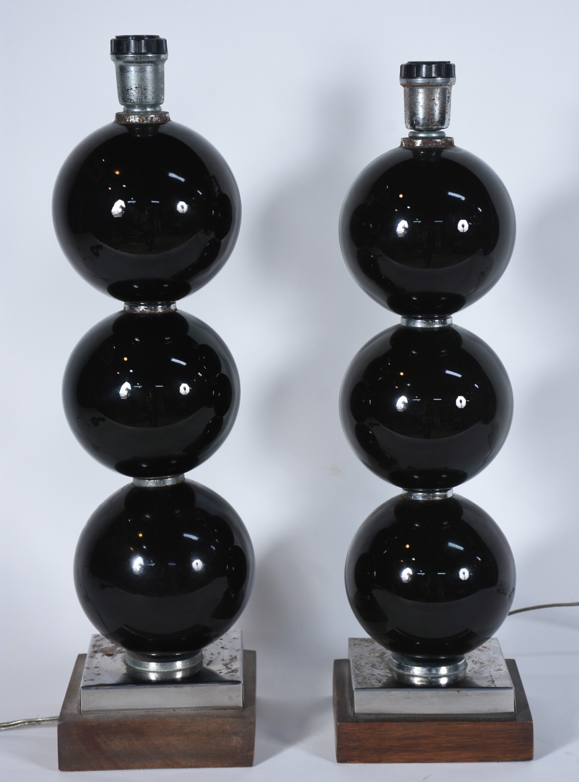 Par de abatjoures na forma de 3 globos de vidro pretos, bases de... - foto 2 de 5