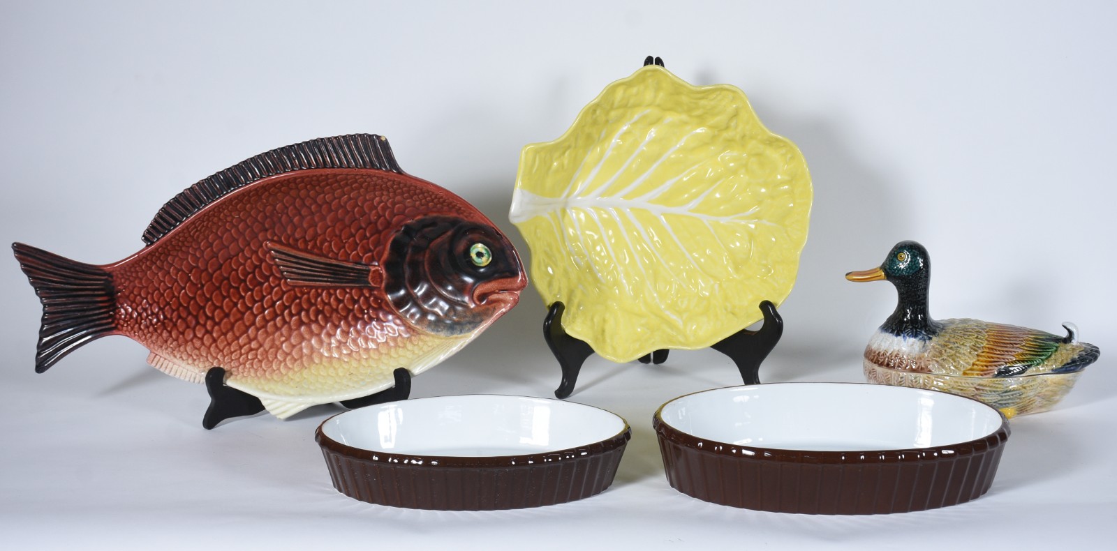 Cinco peças de faiança composto de: 2 refratários, travessa de peixe... - foto 1 de 9
