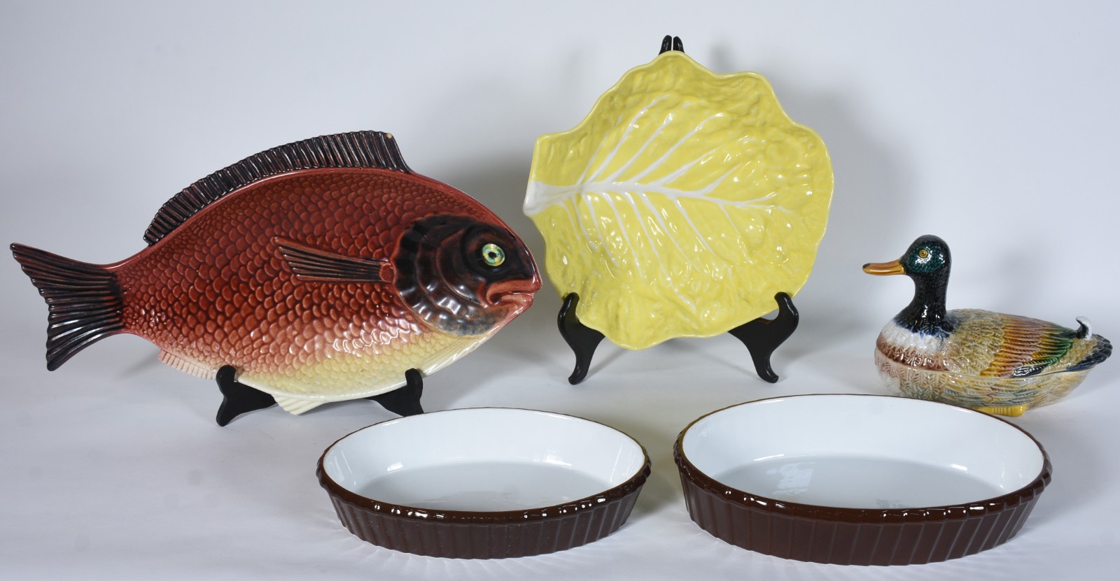 Cinco peças de faiança composto de: 2 refratários, travessa de peixe... - foto 3 de 9