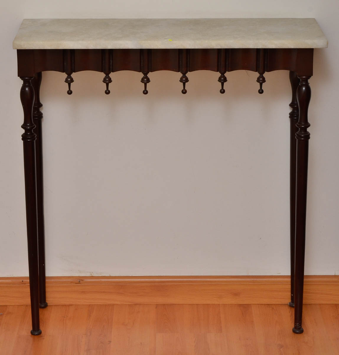 Mesa de encostar de madeira nobre, saia com pinos torneados e tampo...