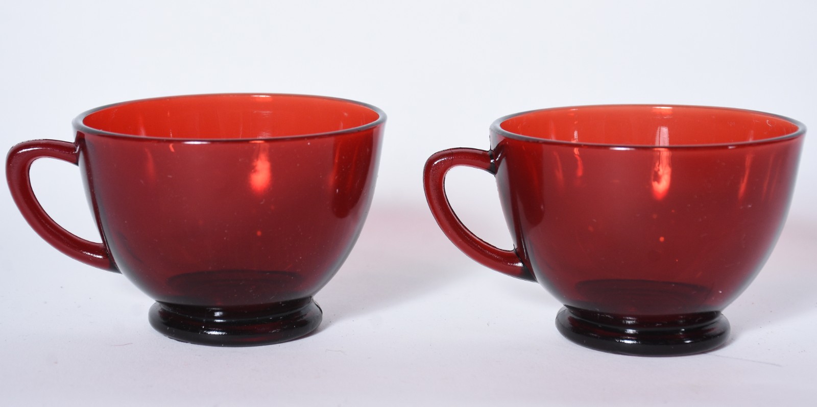 Conjunto de vidro vermelho sendo bowl e 11 canecas. Total: 12 peças. - foto 5 de 5