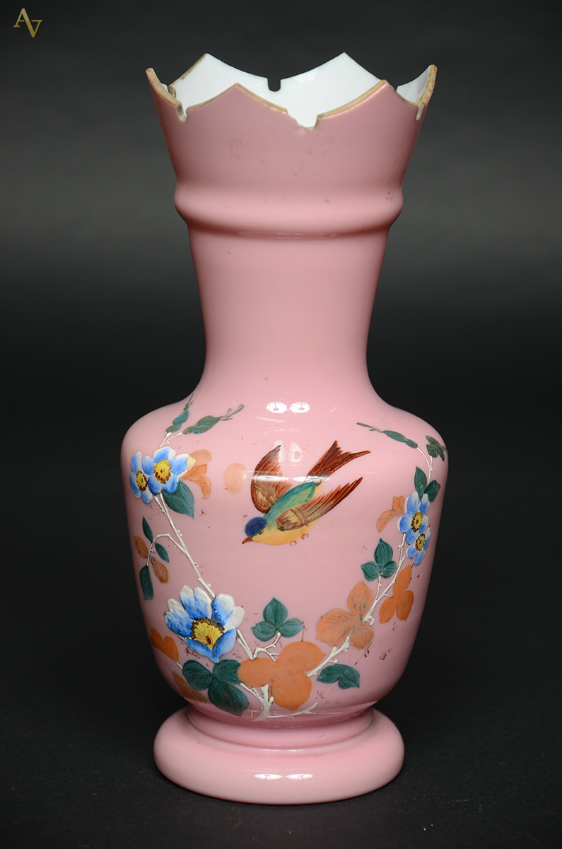 Vaso de opalina rosa decorada com pássaro e flores em policromia...