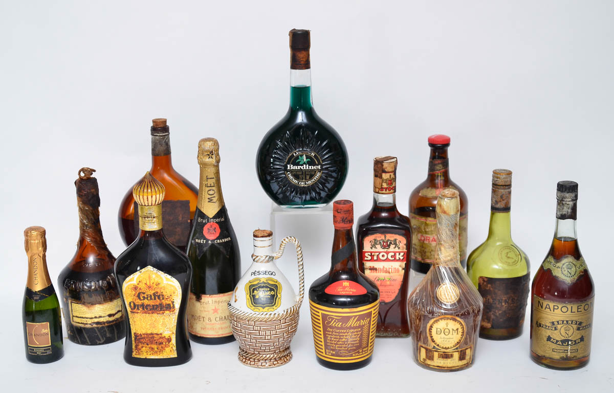 treze garrafas de bebidas diversas.