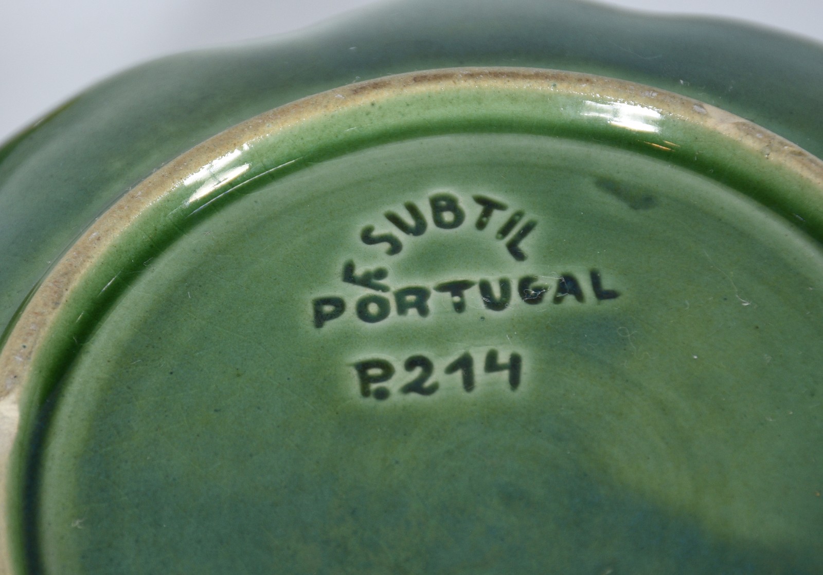 Cinco peças diversas de cerâmica portuguesa, sendo 3 terrinas na... - foto 7 de 7