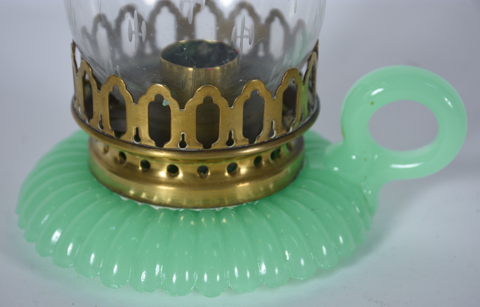 Lamparina de opalina verde com manga de cristal e detalhe em metal... - foto 2 de 7