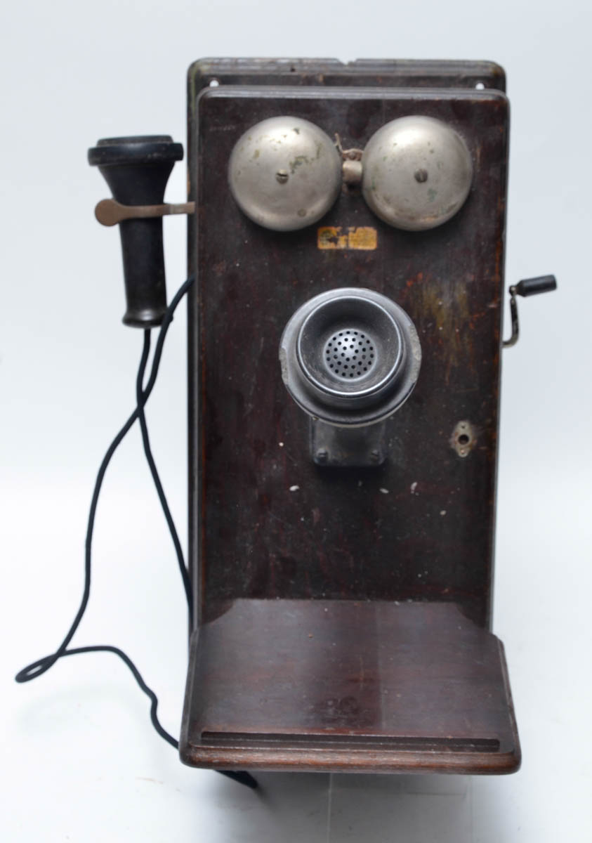 Telefone a manivela com caixa de madeira. Alt.53 cm.