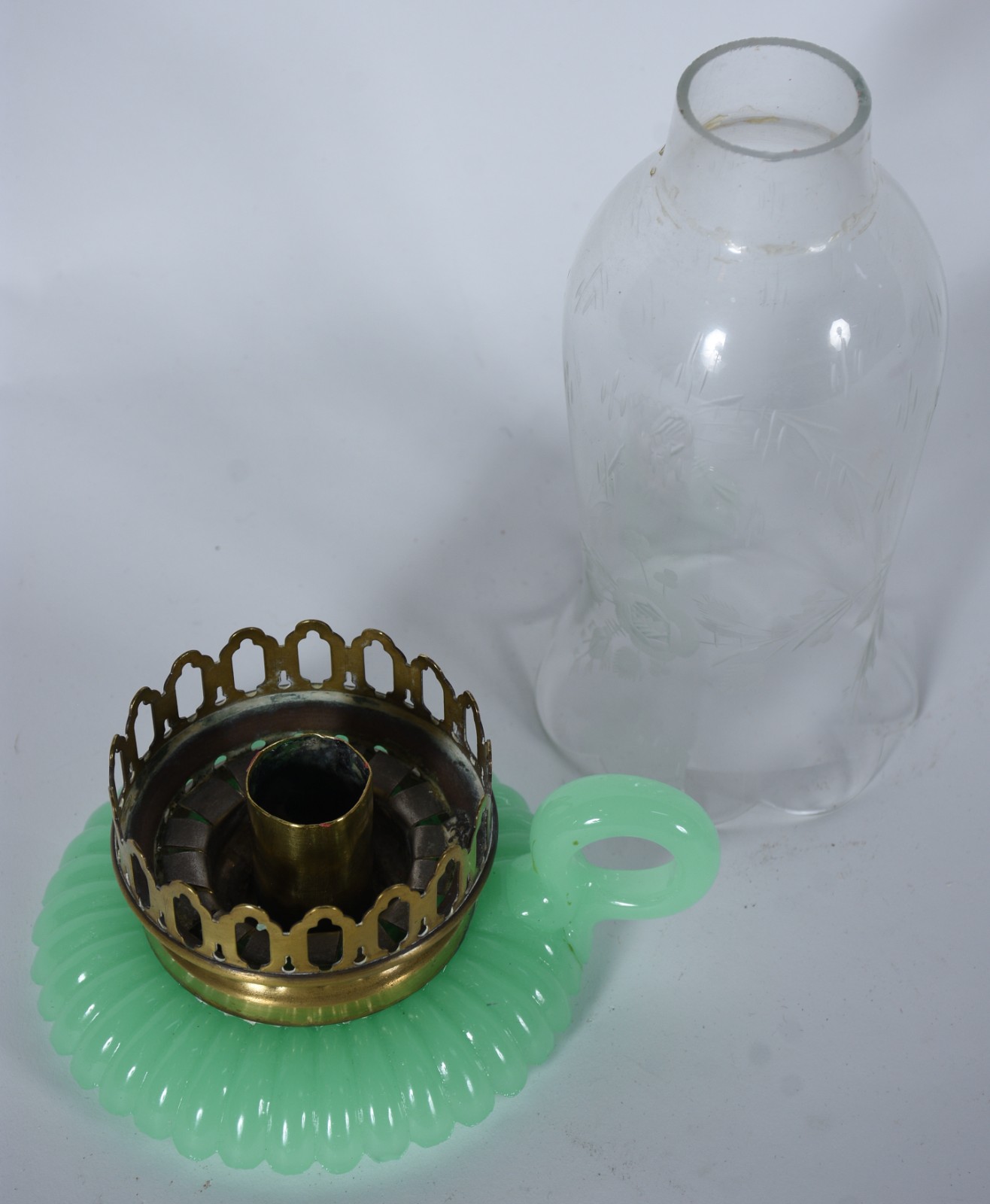 Lamparina de opalina verde com manga de cristal e detalhe em metal... - foto 4 de 7