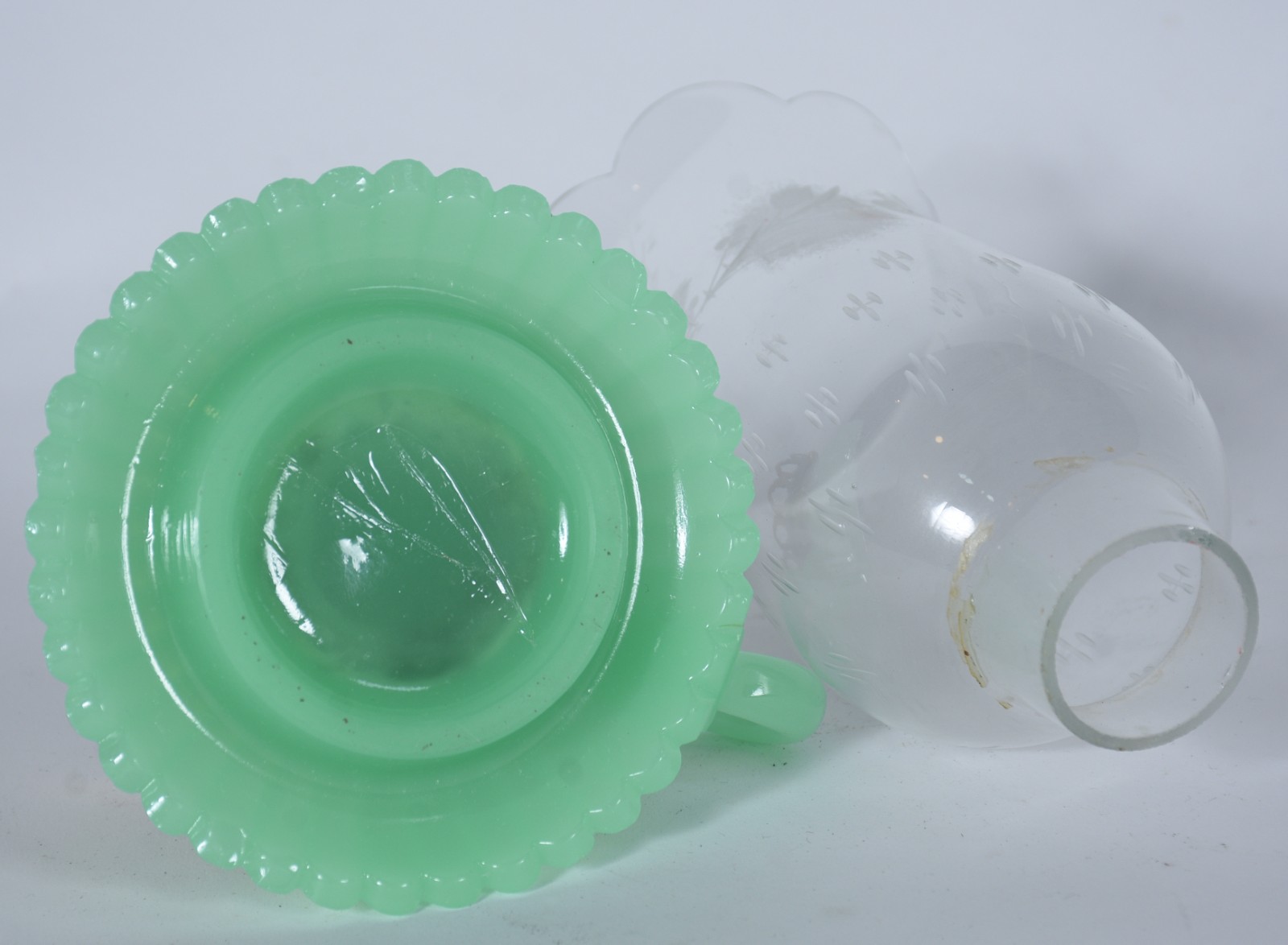 Lamparina de opalina verde com manga de cristal e detalhe em metal... - foto 5 de 7