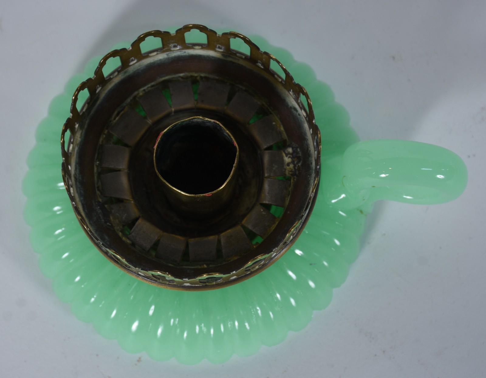 Lamparina de opalina verde com manga de cristal e detalhe em metal... - foto 7 de 7