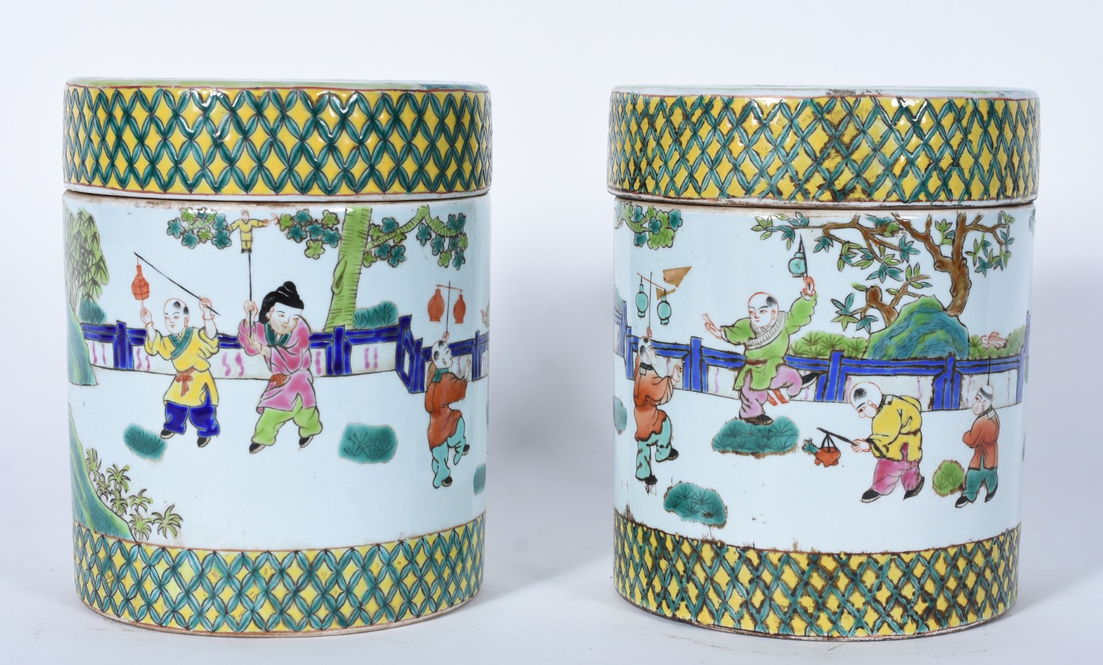 Par de potiches de porcelana oriental decorados com figuras em... - foto 2 de 7