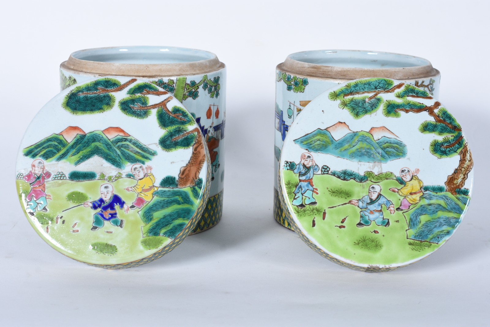 Par de potiches de porcelana oriental decorados com figuras em... - foto 4 de 7