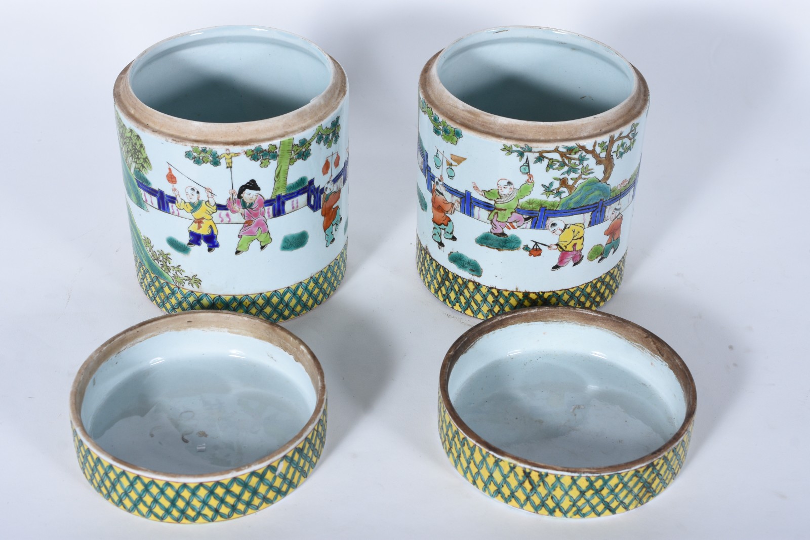 Par de potiches de porcelana oriental decorados com figuras em... - foto 6 de 7