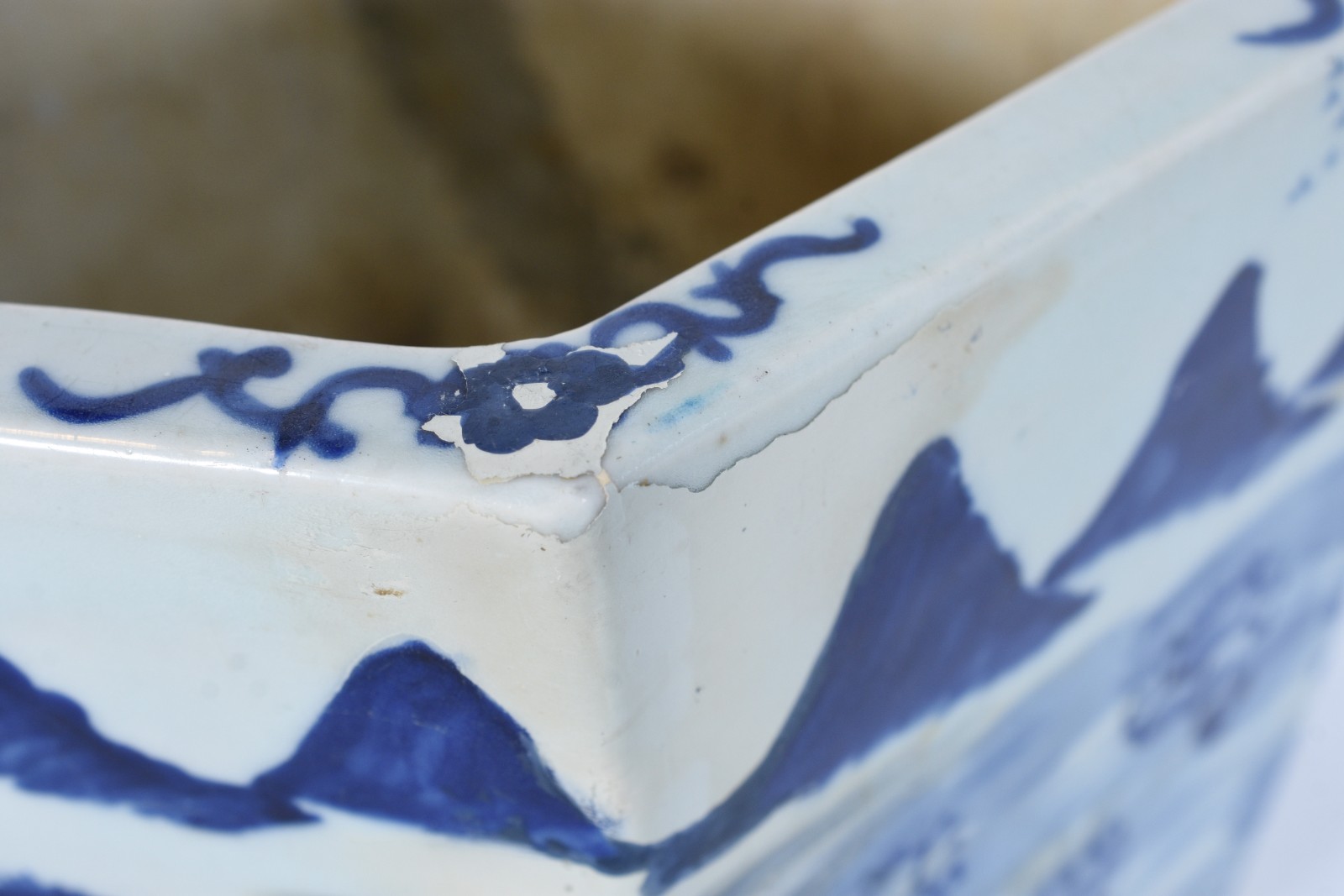 Cachepot de porcelana oriental decorado com paisagem em azul e... - foto 6 de 8