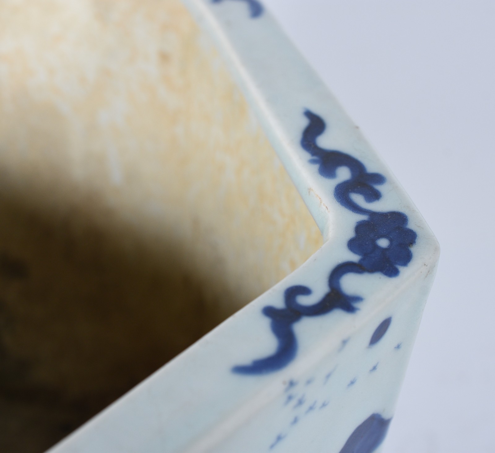 Cachepot de porcelana oriental decorado com paisagem em azul e... - foto 7 de 8