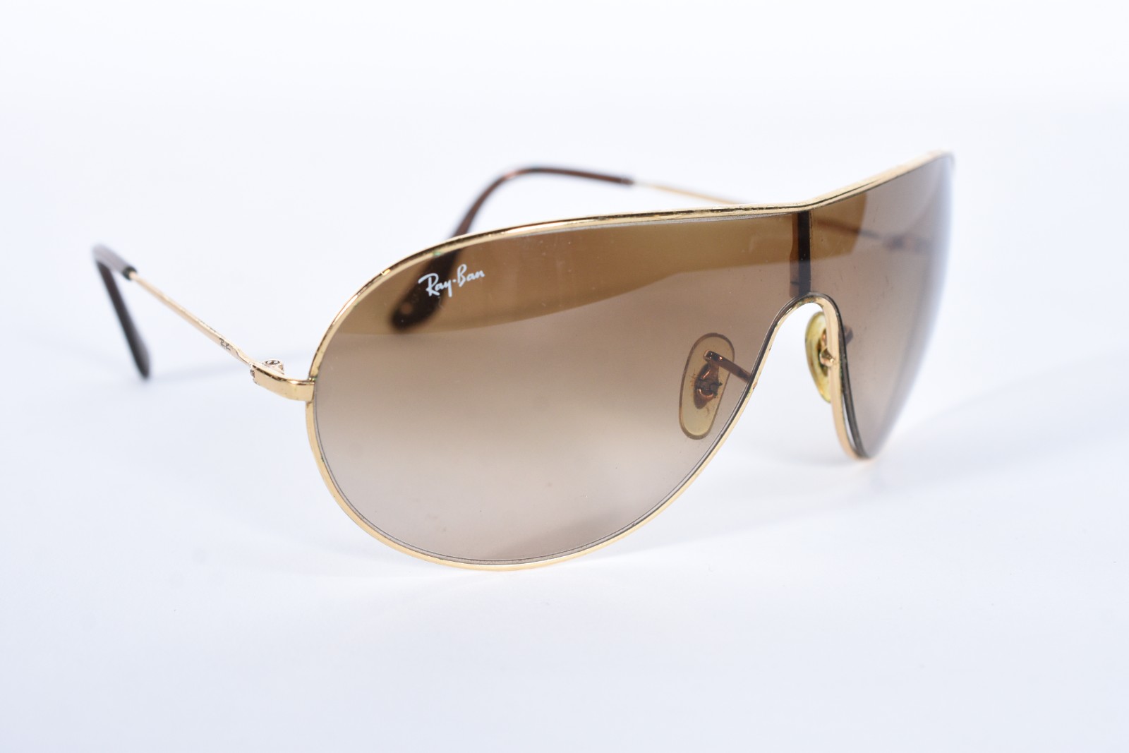 Óculos de sol, no estojo. Com alguns arranhões. - foto 5 de 9