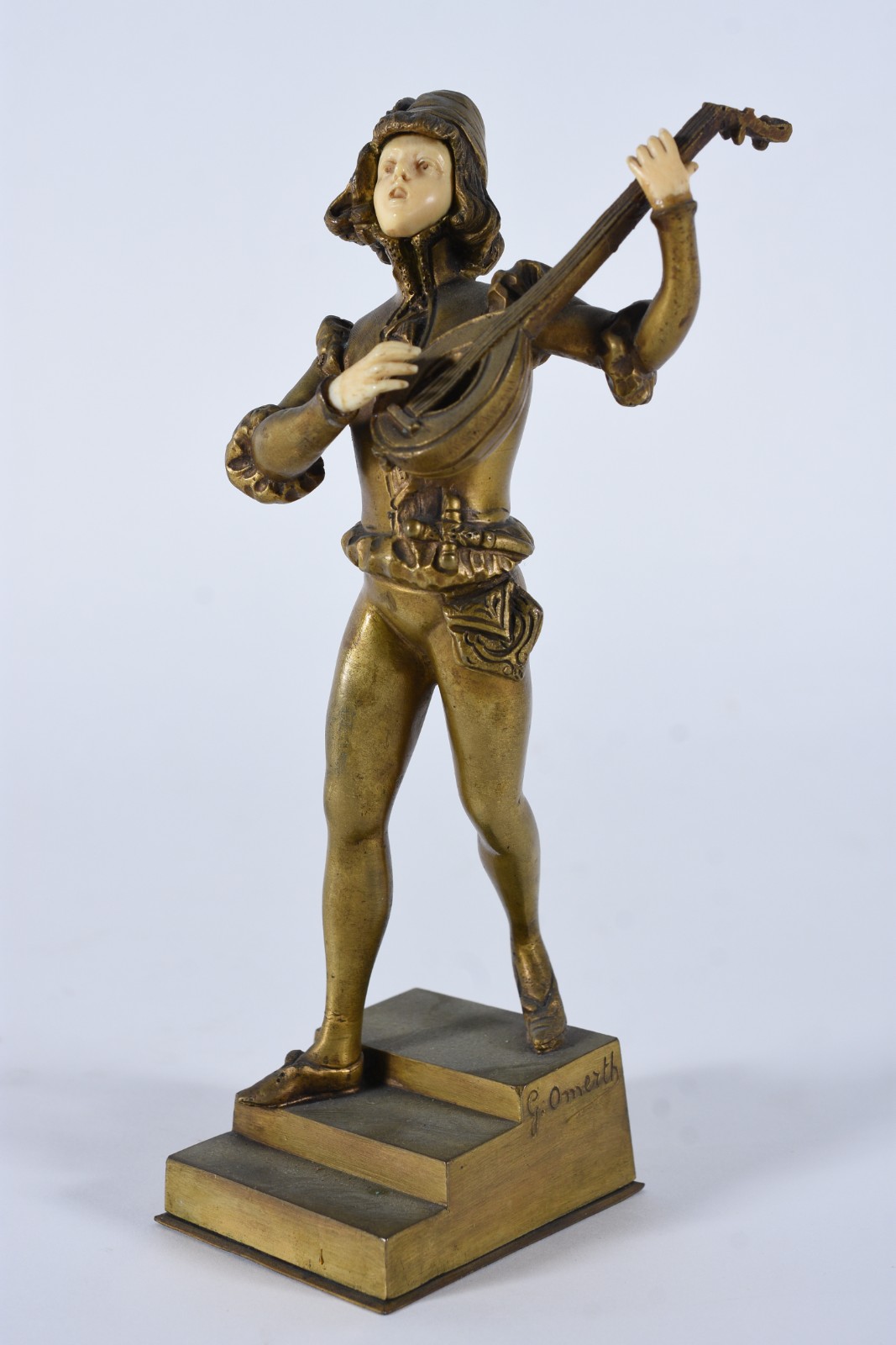 Escultura de bronze e marfim representa figura com bandolim. - foto 1 de 8