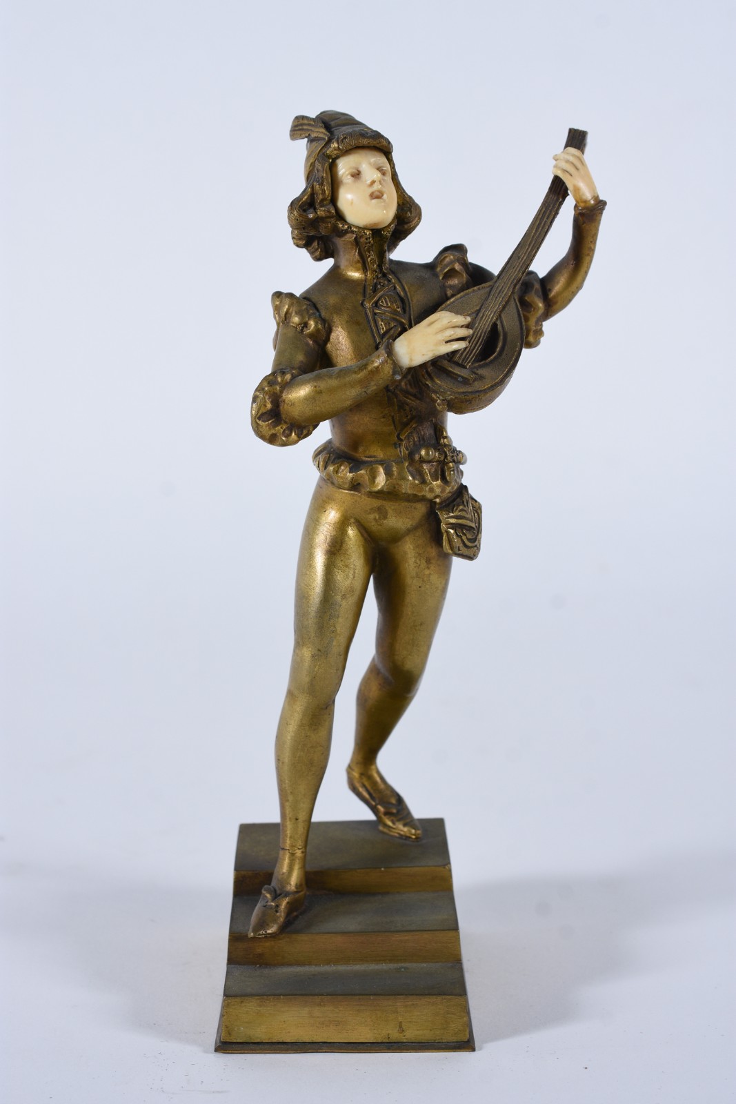 Escultura de bronze e marfim representa figura com bandolim. - foto 3 de 8