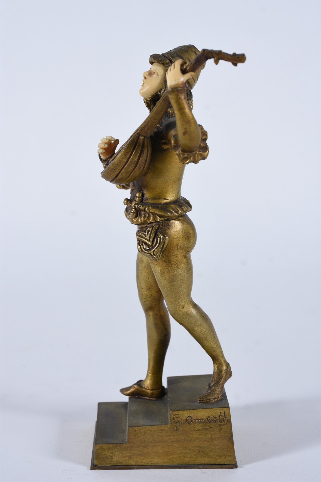 Escultura de bronze e marfim representa figura com bandolim. - foto 4 de 8