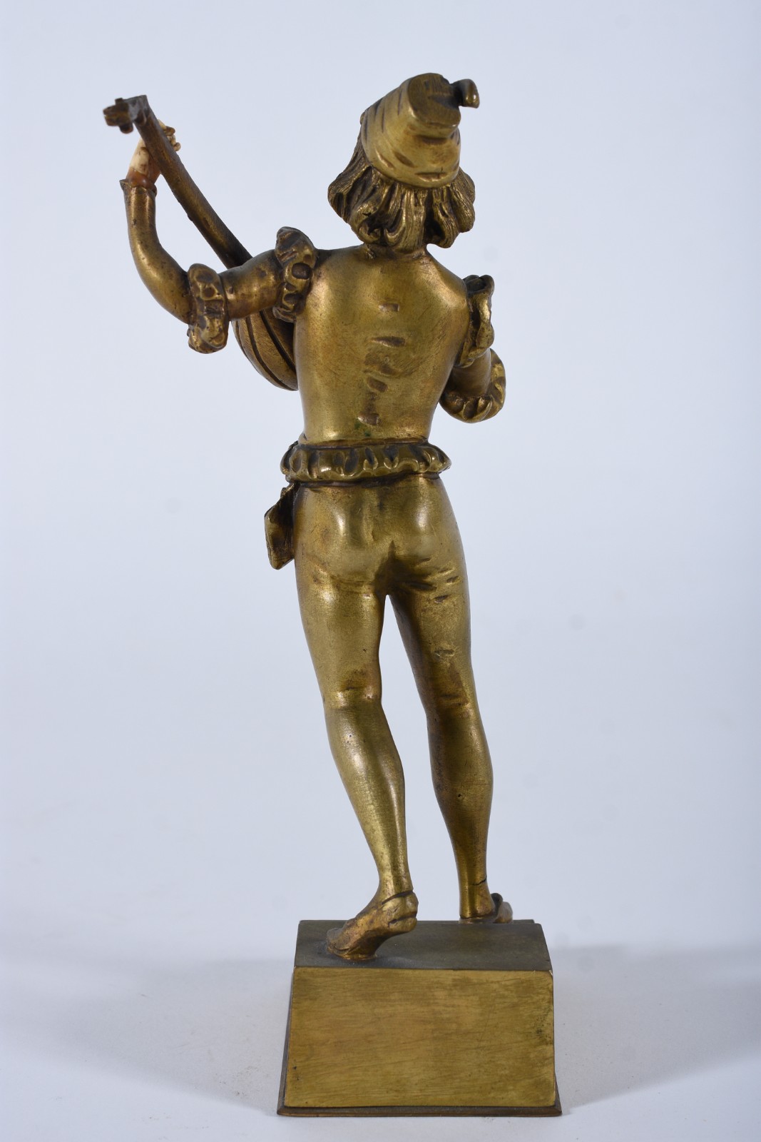 Escultura de bronze e marfim representa figura com bandolim. - foto 5 de 8
