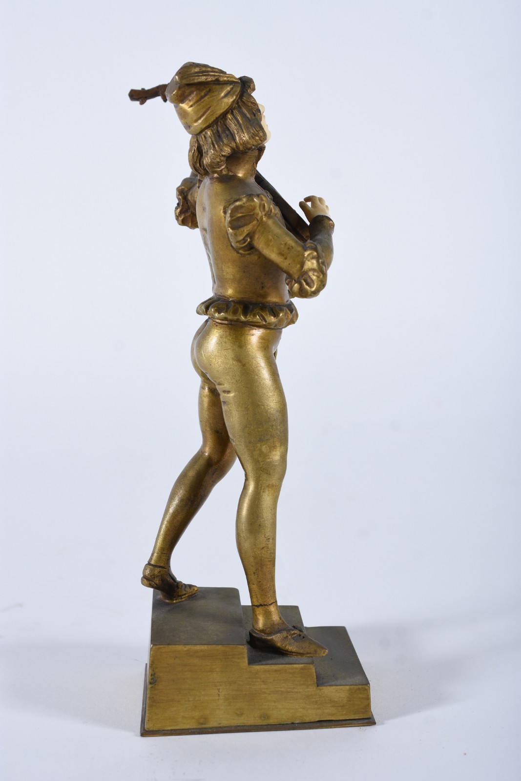 Escultura de bronze e marfim representa figura com bandolim. - foto 6 de 8