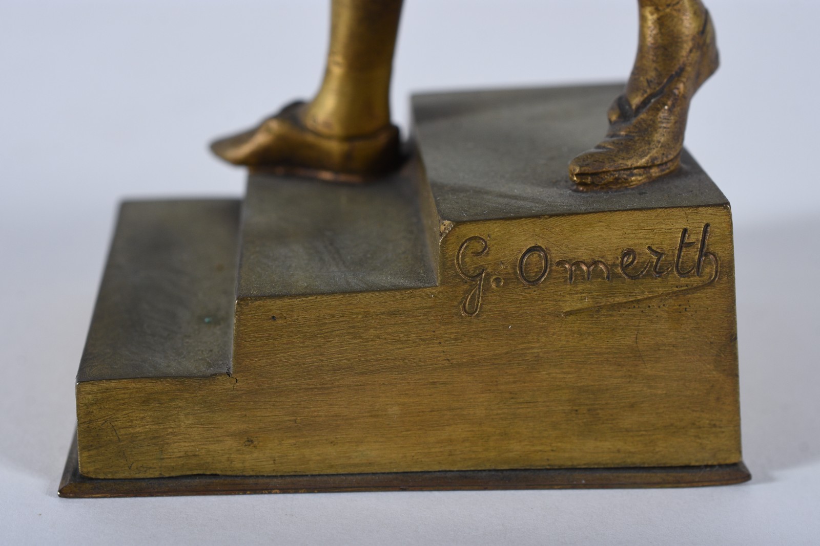 Escultura de bronze e marfim representa figura com bandolim. - foto 7 de 8
