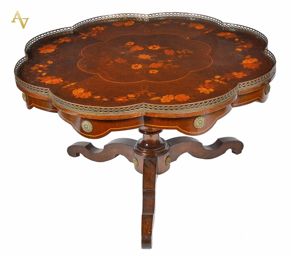 Mesa francesa com marqueterie floral, bordas em gomos, cercaduras de...