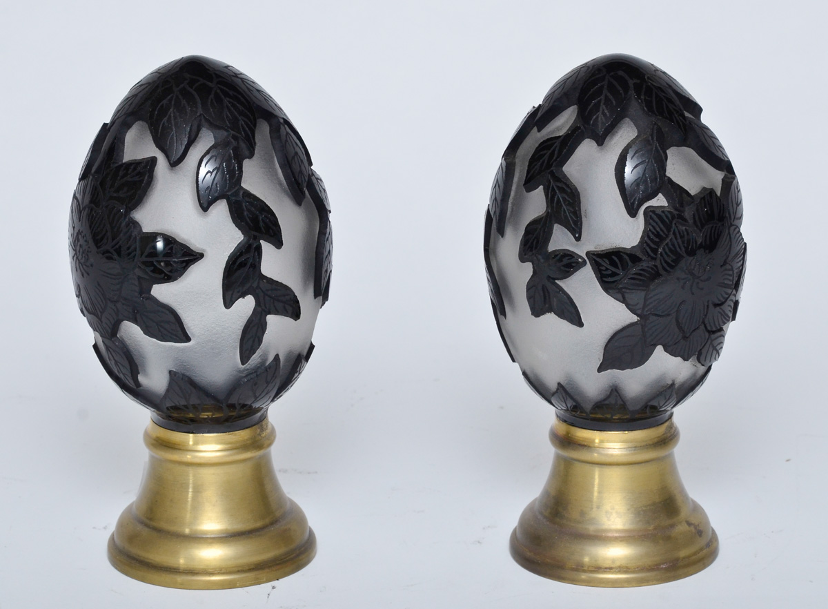 Par de pinhas com detalhes em preto. Alt. 20 cm.