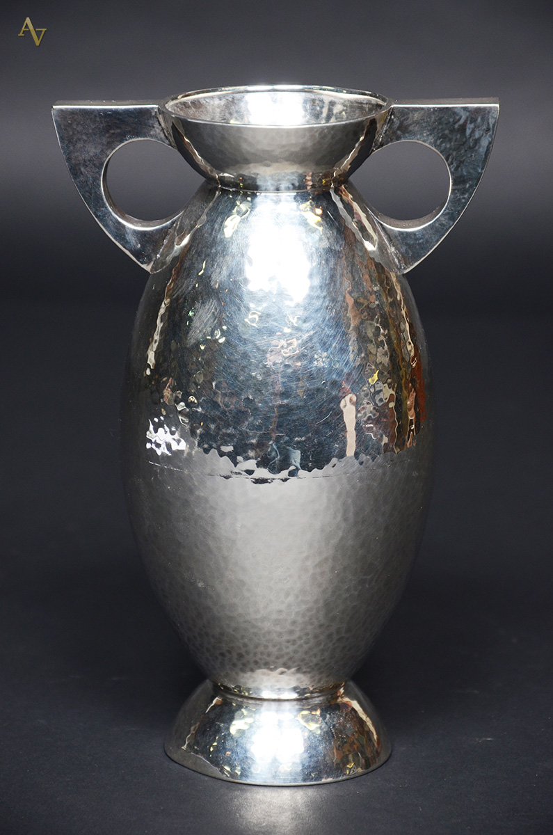 Vaso Art Deco em prata martelada com contraste 800. Altura 22 cm.