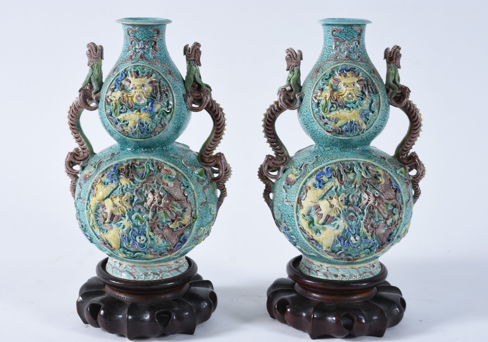 Par de vasos em porcelana chinesa de formato “Double gourd”, moldados... - foto 1 de 9