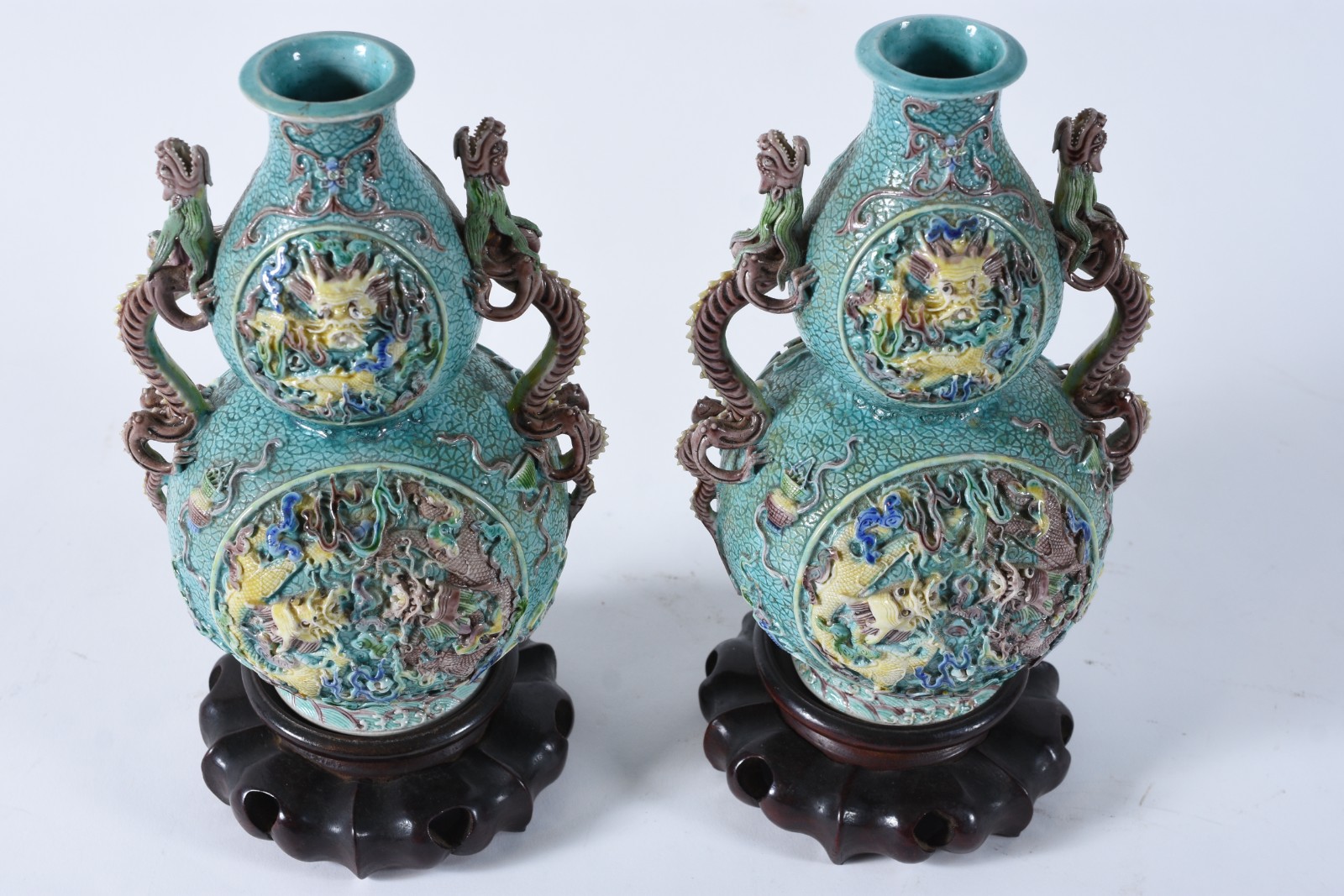 Par de vasos em porcelana chinesa de formato “Double gourd”, moldados... - foto 2 de 9