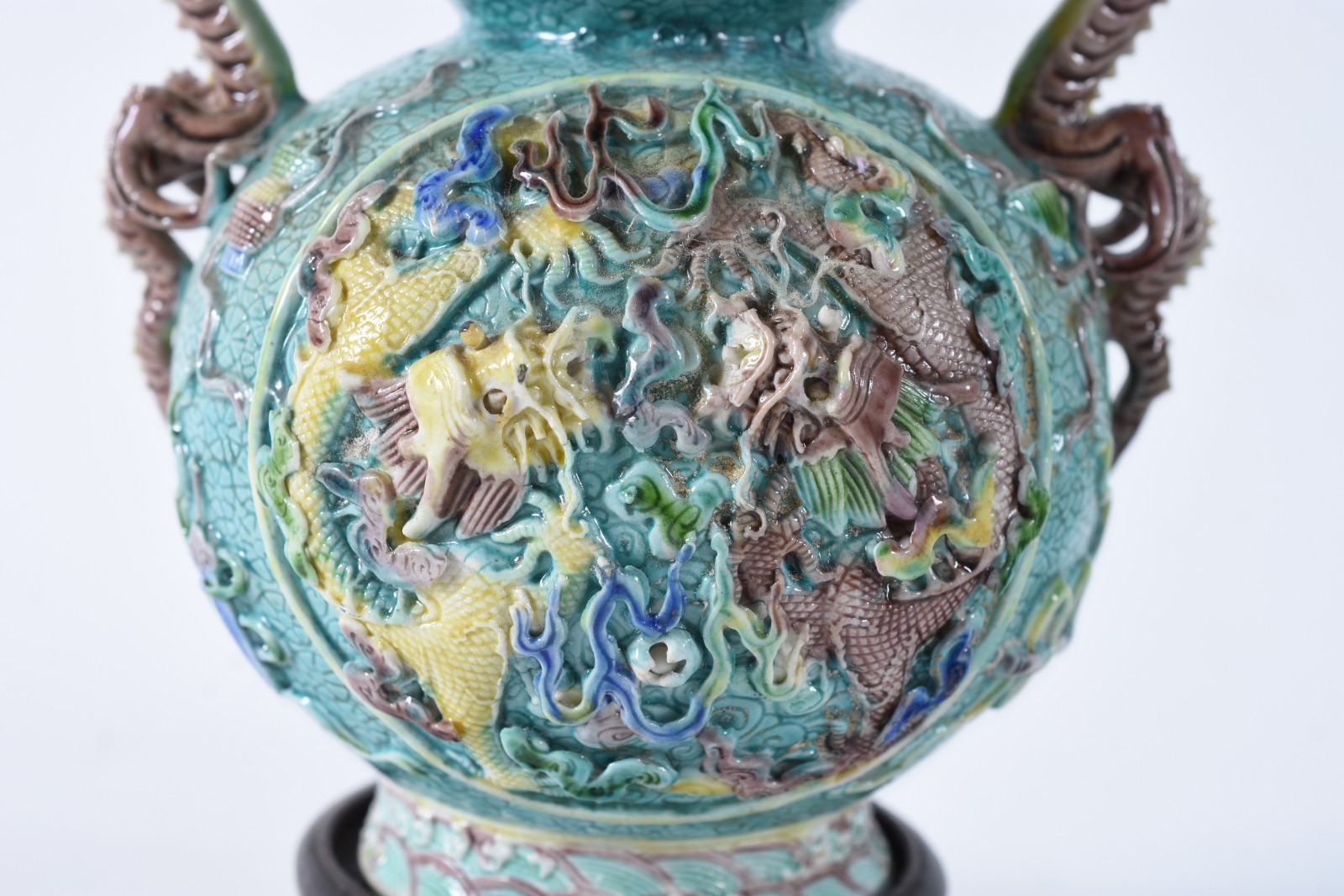 Par de vasos em porcelana chinesa de formato “Double gourd”, moldados... - foto 4 de 9