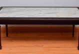 Mesa de centro de madeira nobre, feitio retangu... - Mesa de centro de madeira nobre, feitio retangular, tampo de mármore, pernas cilíndricas frisadas. Med. 1,10 x 0,61 - alt. 41 cm.