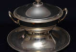 CHRISTOFLE - Sopeira com presentoir de metal es... - CHRISTOFLE - Sopeira com presentoir de metal espessurado a prata, borda perolada. Alt.total 25 cm.  Diam.36 cm.