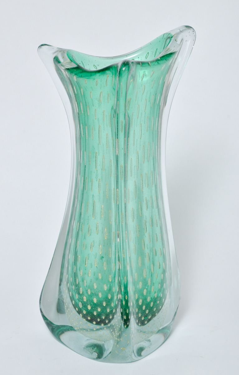 Vaso de murano na cor verde com pó de ouro.. Alt. 34 cm.