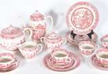 Serviço de faiança inglesa para chá, "Willow - ... - Serviço de faiança inglesa para chá, "Willow - Johnson Bros" na cor rosa, composto de: 6 xícaras com pires, 6 pratinhos de sobremesa, 2 bules, l...