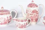 Serviço de faiança inglesa para chá, "Willow - ... - Serviço de faiança inglesa para chá, "Willow - Johnson Bros" na cor rosa, composto de: 6 xícaras com pires, 6 pratinhos de sobremesa, 2 bules, l...