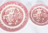 Serviço de faiança inglesa para chá, "Willow - ... - Serviço de faiança inglesa para chá, "Willow - Johnson Bros" na cor rosa, composto de: 6 xícaras com pires, 6 pratinhos de sobremesa, 2 bules, l...