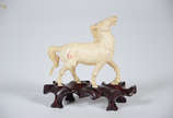 Escultura de marfim representando cavalo, base ... - Escultura de marfim representando cavalo, base de madeira. Altura 12,5 cm.