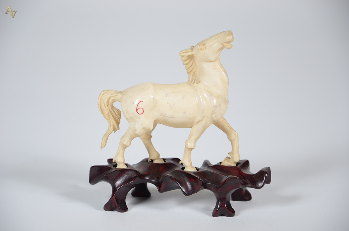 Escultura de marfim representando cavalo, base de madeira. Altura... - foto 1 de 2