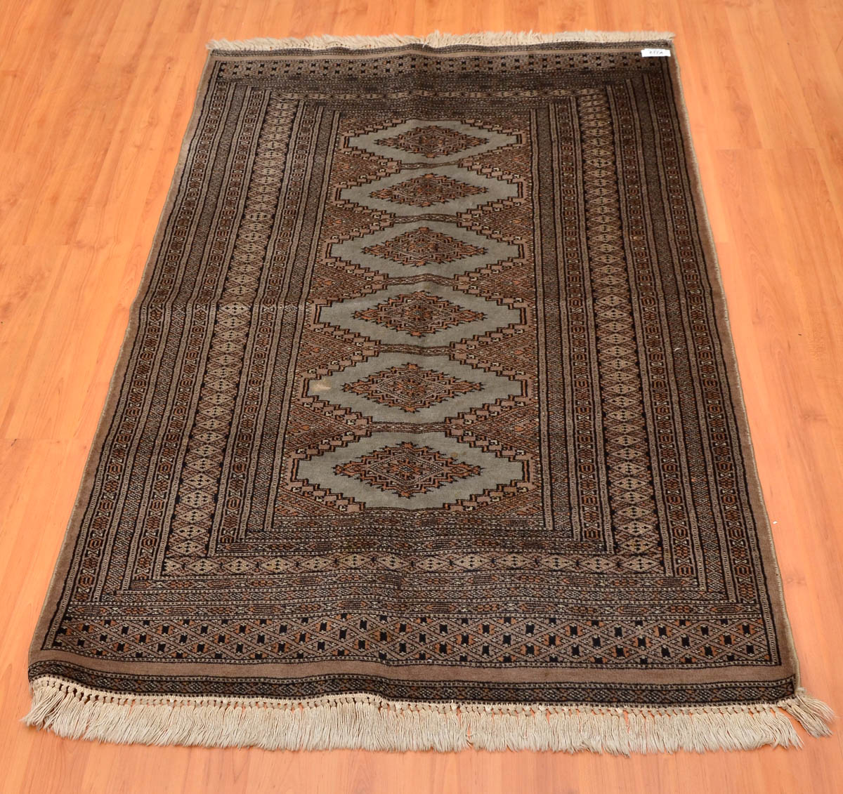 Tapete paquistan. Med. 1,56 x 0,95 m.