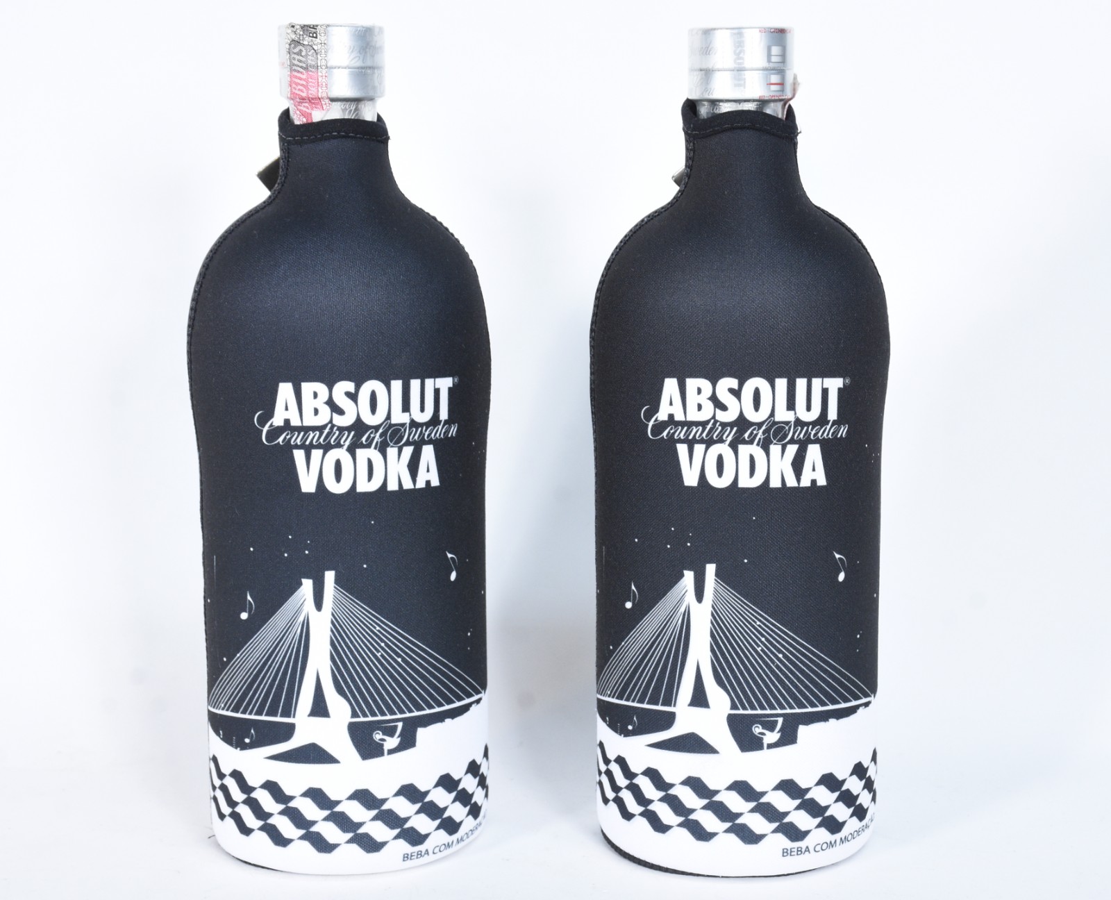 Duas garrafas de vodka Absolut, 1 litro cada. - foto 2 de 3