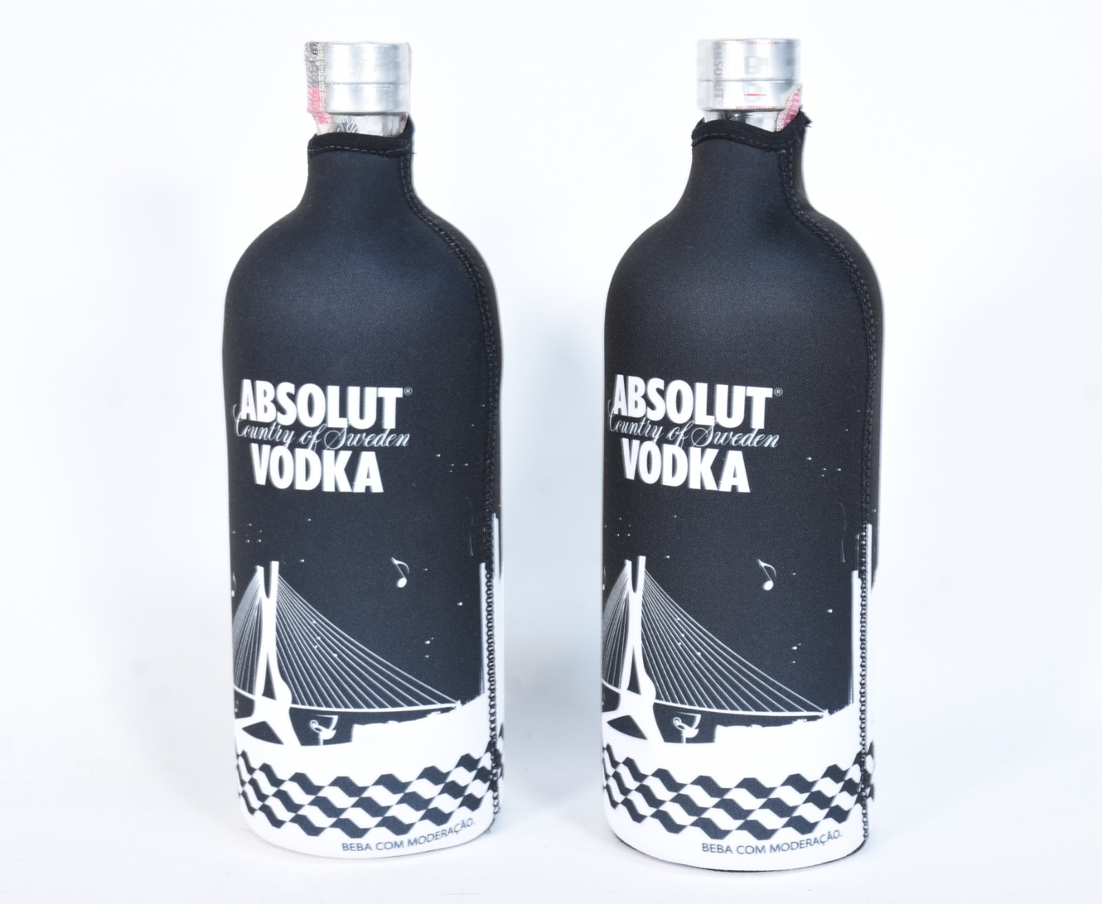 Duas garrafas de vodka Absolut, 1 litro cada. - foto 1 de 3