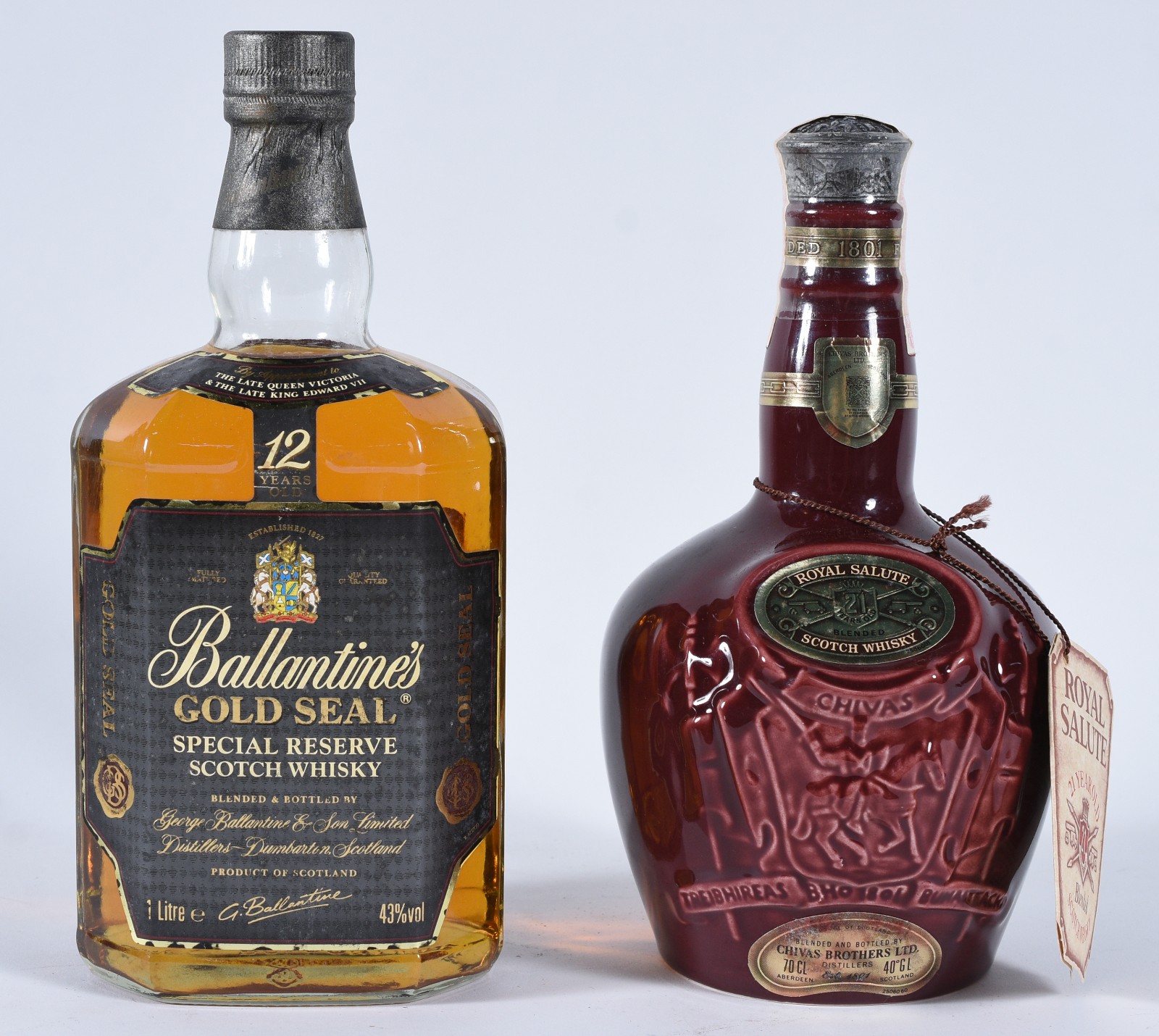 Duas garrafas de Whisky, sendo Ballantines e Chivas Royal Salute. - foto 1 de 9